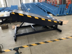 แท่นขนส่งสินค้าพร้อมซีลนำเข้า สะพานขึ้นรถบรรทุกแบบติดตั้งถาวร แท่นปรับระดับแบบอยู่กับที่ แท่นยกแบบใหม่ ระบบไฮดรอลิกสำหรับโรงแรมและร้านค้าปลีก - Product Image 5