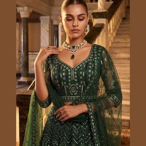 Lehenga Choli semi-cousu en tulle premium avec broderie Zardosi, perles de rocaille et travail de fil, accompagné d'un dupatta en tulle – Vente en gros - Product Image 4