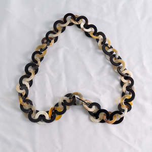 Collar Moderno Hecho a Mano con Cuerno de Búfalo Natural y Cuentas Redondas Grandes de la India por S a and SONS EXPORTS - Product Image 4