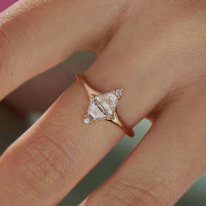 Anillos de Boda de Oro Amarillo de 14k Cultivados en Laboratorio IGI/GIA, Chapados en Rodio, Corte Trapezoidal Escalonado, Anillos de Compromiso y Aniversario - Product Image 1