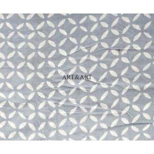 Tela de algodón orgánico con hermoso estampado a mano y colores vibrantes. Estampado floral ligero para camisas y cortinas para niños. - Product Image 5