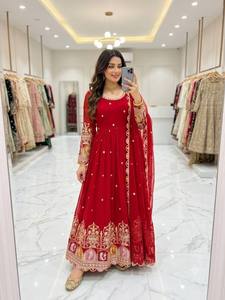 Robe Anarkali brodée rouge pour femme, longueur ras du sol, style traditionnel indien pakistanais, avec dupatta, coupe ample - Product Image 2