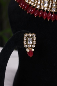 Parure de bijoux de mariage de luxe tendance pour femme : collier plaqué or 22 carats avec strass en cristal et boucles d'oreilles à perles rouges serties en canal de coupe ovale - Product Image 4