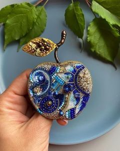 Broche Elegante Hecho a Mano con Cuentas Bordadas, Pin de Ropa con Diseño Floral - Product Image 1