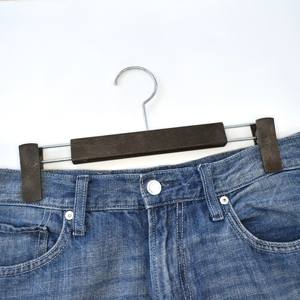 Cintre à pantalons de haute qualité avec pinces antidérapantes, support flexible pour jupes, cintre pratique pour armoire, fabriqué au Vietnam - Product Image 5
