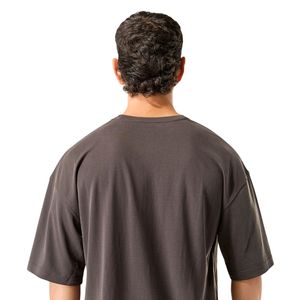 Camiseta Gráfica Oversize para Hombre en Color Marrón Carbón, Algodón Suave, Corte Relajado, Cuello Redondo, Estilo Urbano - Product Image 5