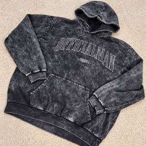 เสื้อฮู้ดดี้วินเทจผู้ชาย แขนยาว ลายพิมพ์ตัวอักษร ล้างสีแบบแอซิดวอช - Product Image 1