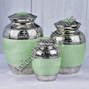 Urne funéraire Artisan pour animaux de compagnie avec design classique et finition en métal naturel pour préserver les souvenirs par Axiom Home Accents - Product Image 6