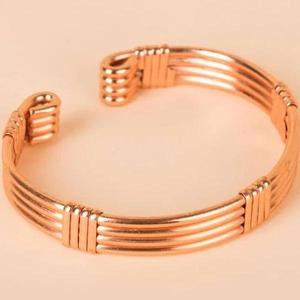 Bracelet manchette unisexe en cuivre martelé fait main, artisanat métallique de luxe, personnalisable pour la remise des diplômes, style antique - Product Image 1