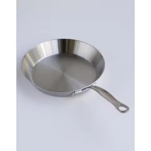 Poêle à frire moderne bicolore en acier inoxydable poli avec fond en cuivre et bord incurvé pour cuisine gastronomique et cuisson à feu doux - Product Image 5
