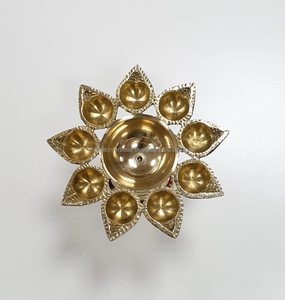 Lampe religieuse artisanale en laiton de qualité supérieure Aarti Diya pour la Pooja, le temple et les célébrations festives - Product Image 6