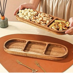 Plateau de service ovale en bois avec trois compartiments, design minimaliste fait main, plateau en bois massif poli pour plats de fête - Product Image 1
