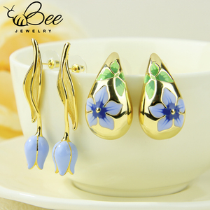 Élégance Française : Boucles d'oreilles pendantes Tulipe plaquées or 14 carats, clous d'oreilles bohèmes irréguliers en cristal goutte d'eau pour la vente en gros - Product Image 3