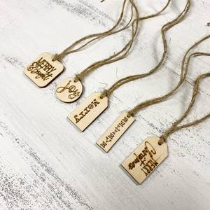 Etiquetas navideñas de madera grabadas con mensajes festivos, decoración rústica para envolver regalos y decoración del hogar - Product Image 5