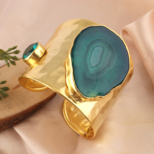 Bracelets larges plaqués or 18 carats avec pierres de luxe, agate verte en tranches et quartz apatite, style martelé, vente en gros - Product Image 4