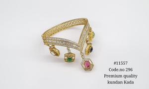 กำไลข้อมือ Kundan 11557 ชุบทองประดับเพชรโมอิสซาไนต์ ดีไซน์เก๋ประดับลูกปัด พร้อมจี้ห้อย สำหรับงานแต่งงาน ของขวัญ - Product Image 2