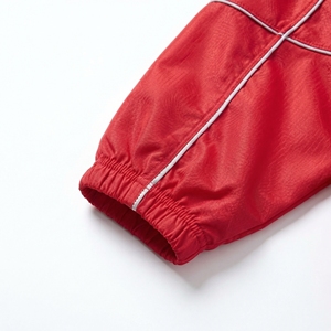 เสื้อแจ็คเก็ตแบบสวมหัวสีแดงแต่งแถบสะท้อนแสง ซิปครึ่งตัว เสื้อกีฬาน้ำหนักเบาพร้อมแถบตัดสี |   ยูนิเซ็กซ์ รับผลิตแบบ OEM/ODM แบรนด์ส่วนตัว - Product Image 5