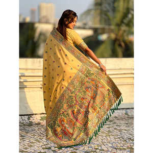 ผ้าไหมบาลูชารีสีเหลืองอ่อนทอมือลายซารีแบบดั้งเดิม คุณภาพพรีเมียม พร้อมงานปักซารีประณีต น้ำหนัก 650 กรัม - Product Image 4