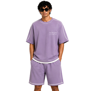 Conjunto de camiseta y pantalones cortos oversize para hombre en color lavanda púrpura con ribetes en contraste blanco, logotipo personalizado, cuello redondo, estilo casual streetwear, venta al por mayor. - Product Image 1