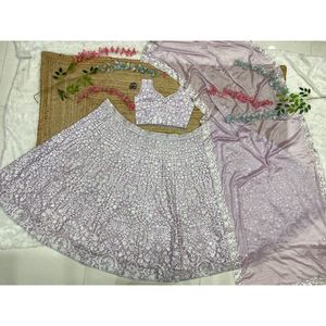 ชุดเลเฮนกาโชลีทรงเอไลน์สวยงามสำหรับงานปาร์ตี้ พร้อมงานปักด้ายสุดหรู เหมาะสำหรับงานแต่งงาน - Product Image 2