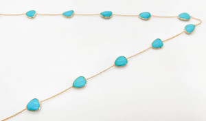 Collier en turquoise naturelle en or jaune massif 18 carats avec pierre précieuse bleu ciel sertie en clos et facettée - Product Image 4