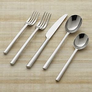 Juego de cubiertos metálicos contemporáneos, elegantes utensilios de acero inoxidable diseñados para una presentación moderna en la mesa de comedor y para el uso diario en la cocina. - Product Image 5