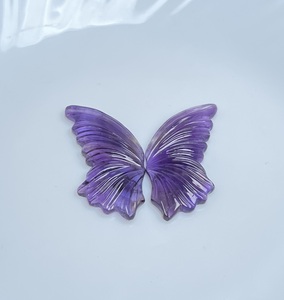 Gema Tallada en Forma de Ala de Mariposa de Amatista Púrpura Natural |   Ala de piedra preciosa tallada a mano para la creación de joyería fina, colgante, anillo - Product Image 2
