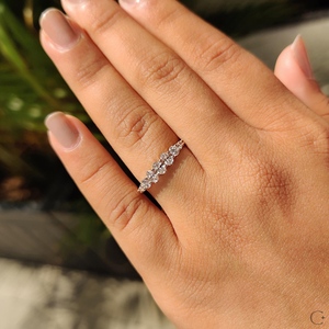 แหวนแต่งงานเพชรทรงรี 14K ทองคำแท้ ประดับเพชรเดี่ยวแบบครึ่งวงรอบ เพชรเพาะเลี้ยง DE VVS สีเหลือง รับรองโดย IGI วงแหวนทองคำแท้ - Product Image 5