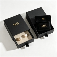 Coffret à bijoux coulissant noir mat personnalisé, écologique et recyclable, avec logo MH en feuille d'or et pochette en microfibre suédée pour boucles d'oreilles