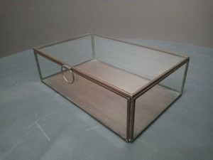 Boîte à bijoux en verre au design artisanal avec cadre métallique et poignée en anneau pour le rangement, boîte à bijoux décorative, conteneur de rangement - Product Image 2