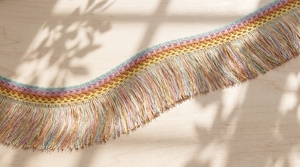 Bordure en dentelle à franges métalliques multicolores vibrantes pour rideaux, ameublement, mode et textiles décoratifs - Product Image 2