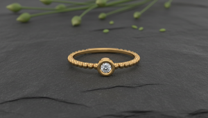 Bague à bande perlée en or 10 carats, design personnalisé fait main, diamant solitaire VVS1 cultivé en laboratoire, fabricant de bijoux délicats - Product Image 4