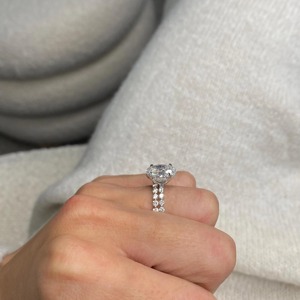 Bague de fiançailles KRISHNAVII avec diamant de laboratoire taille ovale, plaqué or 18 carats et pierres latérales de 2,5 carats - Product Image 2