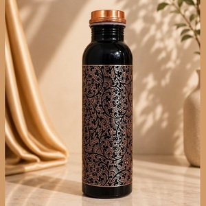 Botella de Agua de Cobre Negro Premium KRAFT WORLD con Grabado Floral Intrincado, Tapa Aislada al Vacío Ecológica para Acampar al Aire Libre - Product Image 1