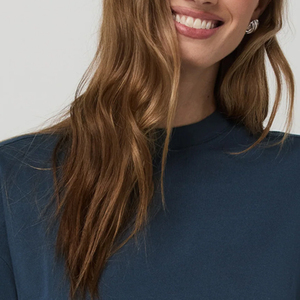 Camiseta Cómoda y Moderna para Mujer, Diseño Minimalista de Color Sólido, con Mangas Largas, Material Relajado y Confortable - Product Image 2