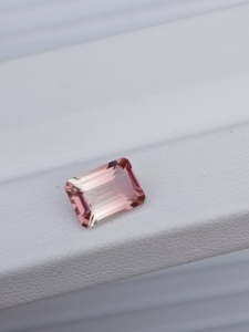 Turmalina Bicolor Natural, Corte Octogonal 8.30x6 mm, Gema Suelta Facetada 1.55 Cts, Anillo de Dos Tonos, Joyería Maki Haram Gems Art - Product Image 1