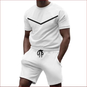 Ensemble court deux pièces blanc pour hommes, tenue d'été décontractée avec t-shirt à rayures noires et short à cordon de serrage, style streetwear, nouveau design - Product Image 1