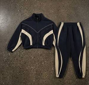 Ensemble coupe-vent bleu marine pour femme avec bandes latérales crème, survêtement sportif à manches longues, coupe régulière, toutes saisons, polyester tricoté - Product Image 1