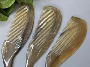 Peigne à cheveux en corne de buffle naturelle artisanale de luxe, motif d'écailles de dragon, peigne antistatique personnalisé, outil pour femmes par FWE - Product Image 2