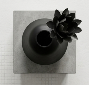 Vase de table noir mat, forme conique minimaliste, pot à fleurs décoratif en fer métallique - Product Image 3