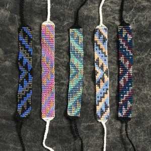 NOUSHAD HANDICRAFTS NH-680 สร้อยข้อมือลูกปัดทำมือ ประดับจี้ลายหินสีดำ เหลือง เงิน รูปทรงสี่เหลี่ยมผืนผ้า ได้รับการรับรองจาก IGI สำหรับสร้อยข้อมือ - Product Image 3