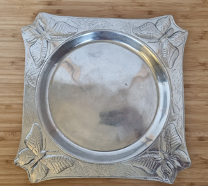 Assiette de Présentation Carrée Argentée Brillante Faite à la Main avec Motif en Relief – Style Minimaliste Occidental – Meilleure Vente - Product Image 4