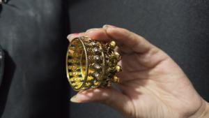 Ensemble de porte-bougies décoratifs dorés pour bougies chauffe-plat et décoration intérieure, porte-bougies chauffe-plat en métal doré avec clochettes Ghungroo - Product Image 3