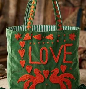 กระเป๋าโท้ทกำมะหยี่สีเขียวสั่งทำขายส่ง พร้อมตัวอักษร LOVE สีแดง ลายนกพิราบ หัวใจ และลายปักดอกไม้ สไตล์เก๋ไก๋ลำลอง - Product Image 2