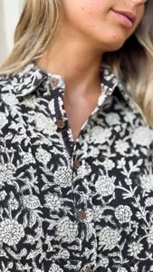 Camisa de Algodón con Estampado Floral Bohemio en Negro y Beige, Blusa Étnica Informal de Manga Larga y Corte Holgado para Mujer - Product Image 5