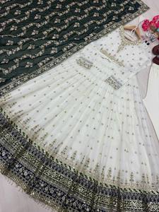 Ensemble Salwar Kameez Traditionnel Indien et Pakistanais Blanc Brodé en Soie pour Femme, Coupe Ample Longueur Ras du Sol, Idéal pour Mariage - Product Image 5