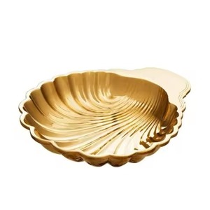 Cuenco de Servir de Metal en Forma de Concha Dorada de Aluminio Fundido, Acabado Pulido, Diseño Glamuroso, Hecho a Mano para Servir Comida en Fiestas - Product Image 1