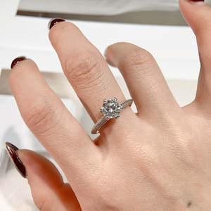 Anillo de compromiso de plata con moissanita de corte brillante redondo, anillo de boda con diamante cultivado en laboratorio, joyería fina elegante, diseño atemporal, regalo. - Product Image 1