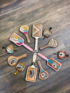 Juego de tocador de cuero hecho a mano, elegante diseño pintado con hojas, cepillo de pelo, espejo de mano, juego de palos para el cabello, regalo de aniversario perfecto - Product Image 4