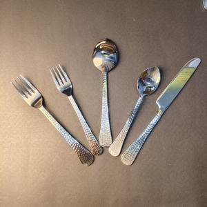 Ensemble de couverts en métal martelé à haute brillance de 5 pièces comprenant une fourchette à dîner, une fourchette à salade, une cuillère à soupe, une cuillère à café et un couteau à dîner. - Product Image 4